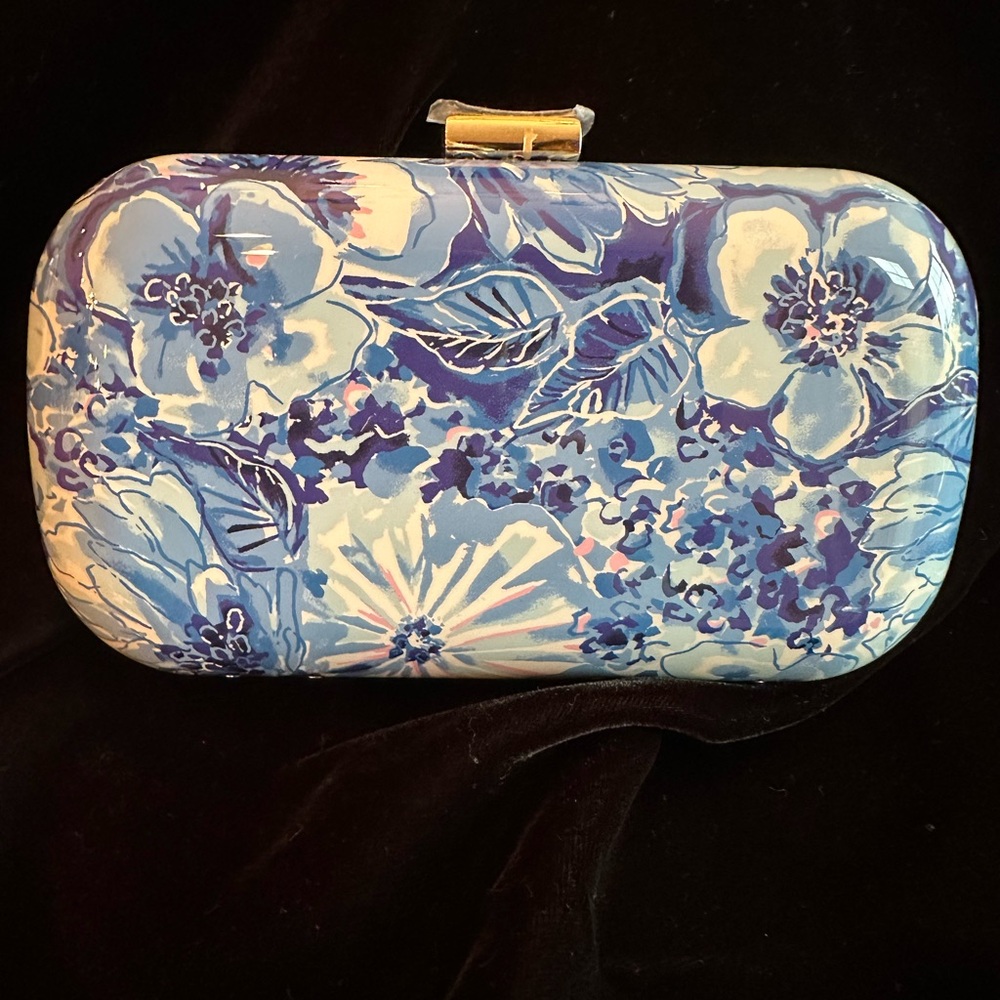 ⭐️NWT⭐️ Lilly Pulitzer coastal blue hard shell clutch.